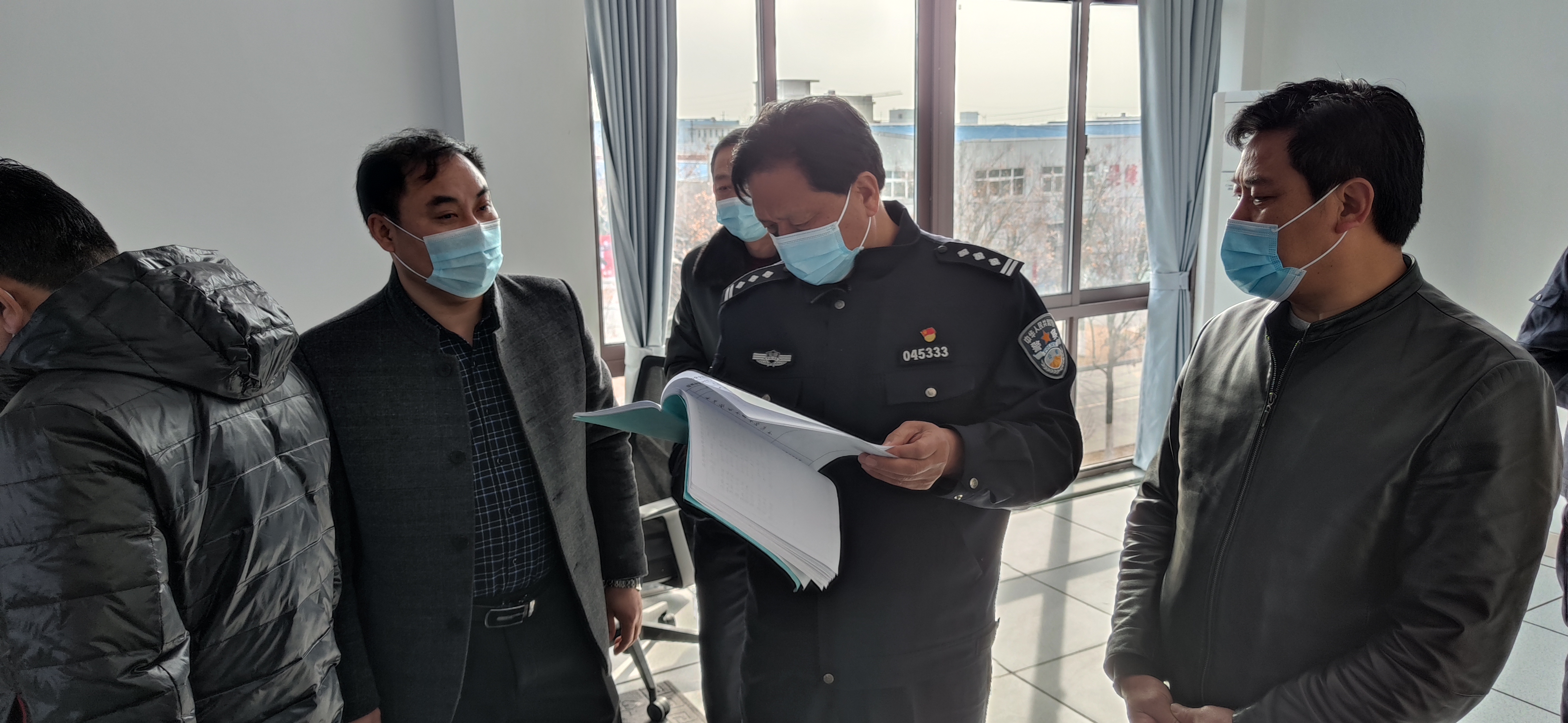 宿州市公安局保安監(jiān)管部門領(lǐng)導(dǎo)一行蒞臨公司檢查指導(dǎo)工作(圖4) 宿州市公安局保安監(jiān)管部門領(lǐng)導(dǎo)一行蒞臨公司檢查指導(dǎo)工作(圖4)