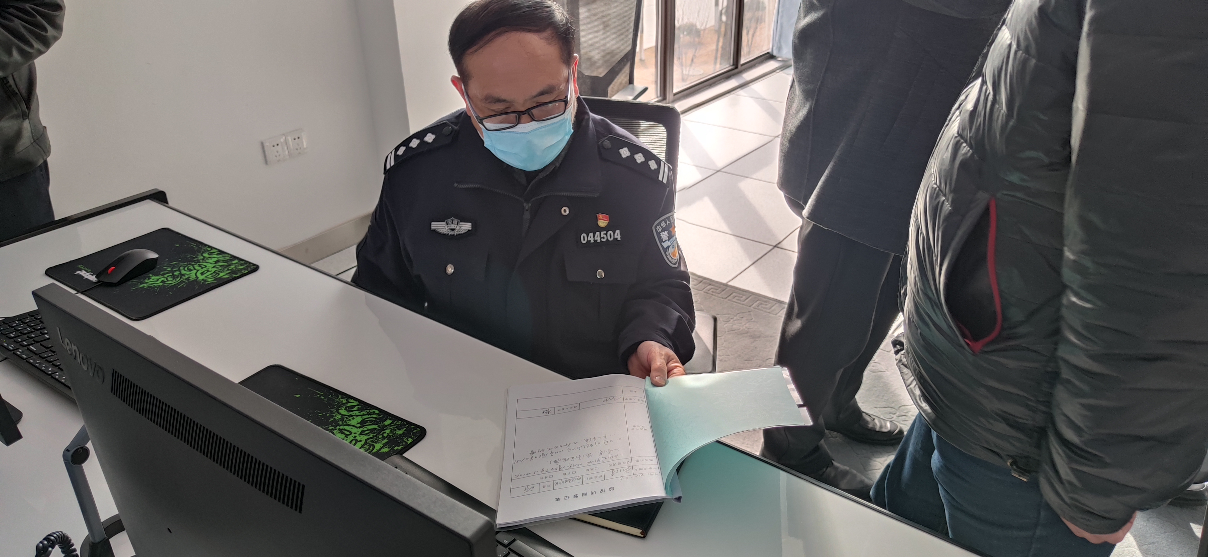 宿州市公安局保安監(jiān)管部門領(lǐng)導(dǎo)一行蒞臨公司檢查指導(dǎo)工作(圖2) 宿州市公安局保安監(jiān)管部門領(lǐng)導(dǎo)一行蒞臨公司檢查指導(dǎo)工作(圖2)